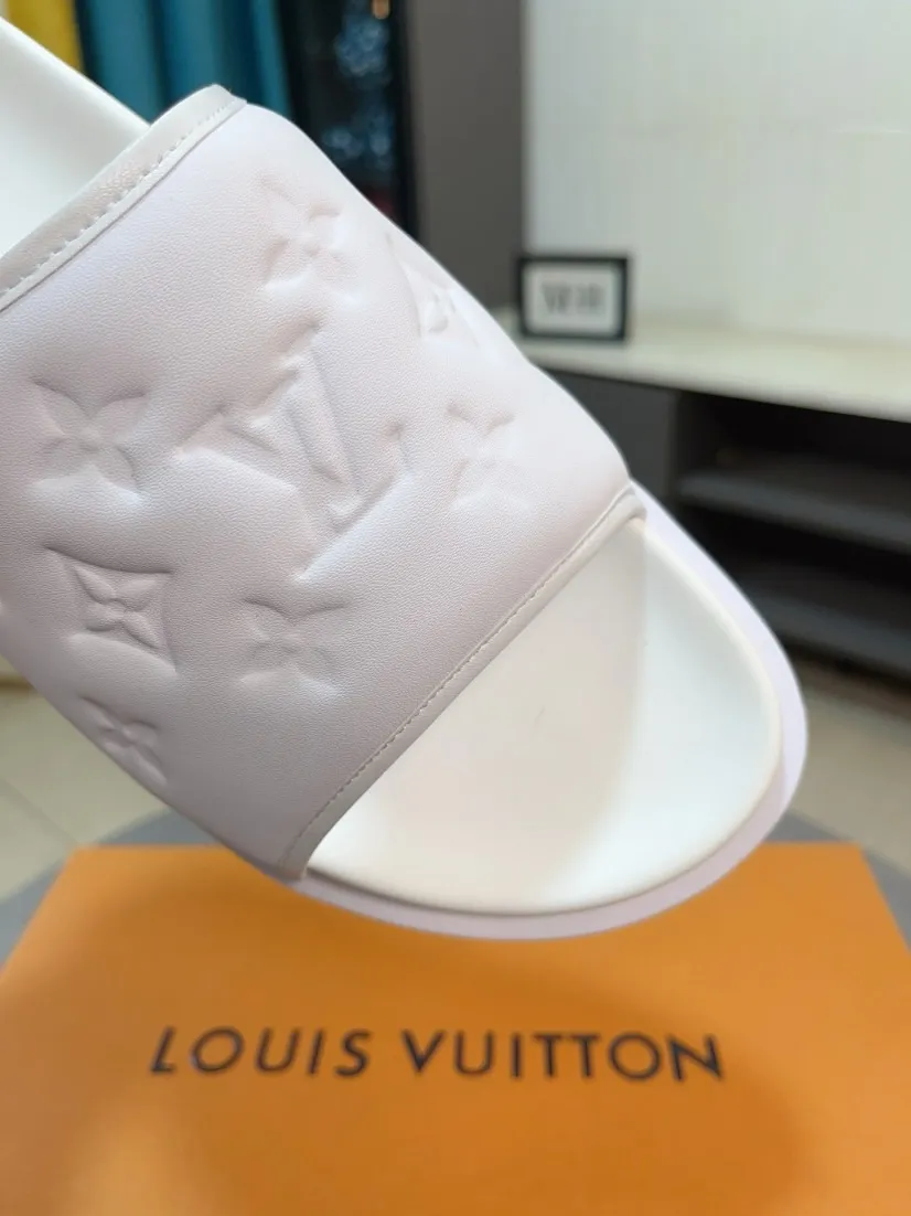 Men's shoes 💰360🌹🌹 (lv-Louis Vuitton) new men's sandals, high-end boutique, exquisite embossed logo decoration on the upper, fine workmanship, super soft soles, casual, loose and comfortable, a must-have in summer! \nsize：38-44